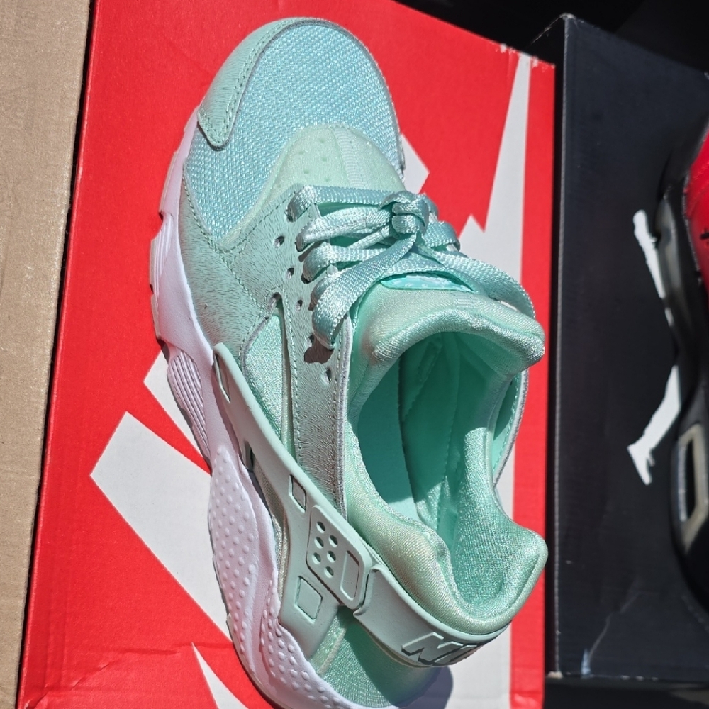 Nike Huarache Run SE Pink Glow Sneakers